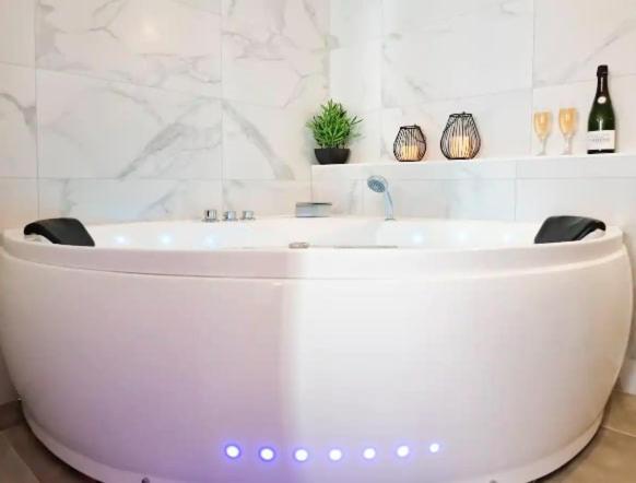 Majord'Home Spa 4*-L'Elegance-Balneo Vieille Ville Annecy Exteriér fotografie